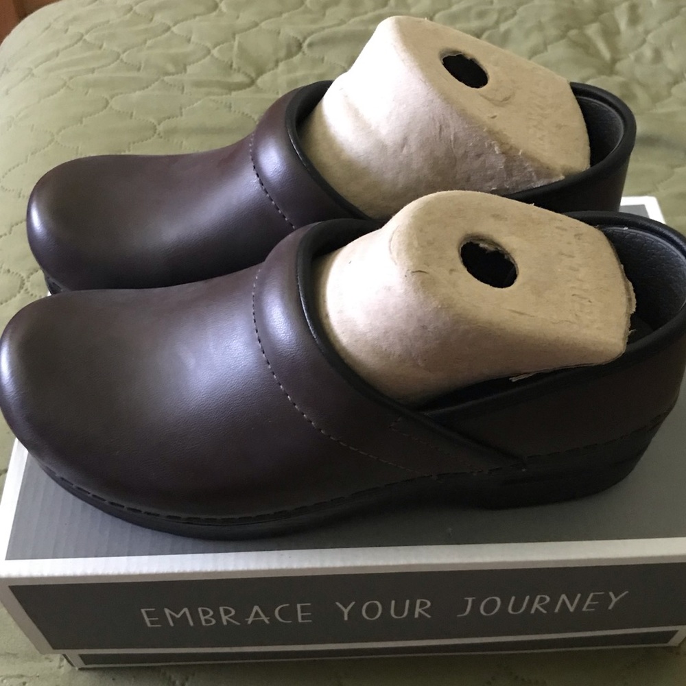 Dansko women work